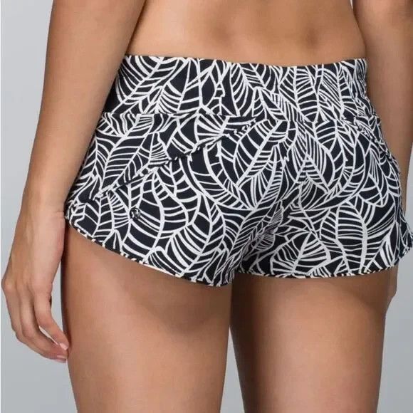 Lululemon Shanti Surf Short Pretty Palm Black Angel Wing White Size 6 ? - Picture 1 of 9